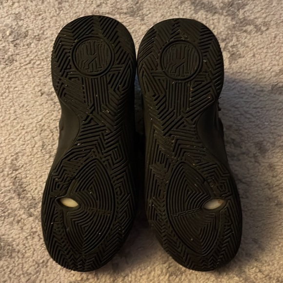 Size 8 - Nike Kyrie Flytrap 3 Black Metallic Gold 2020 - Picture 5 of 5